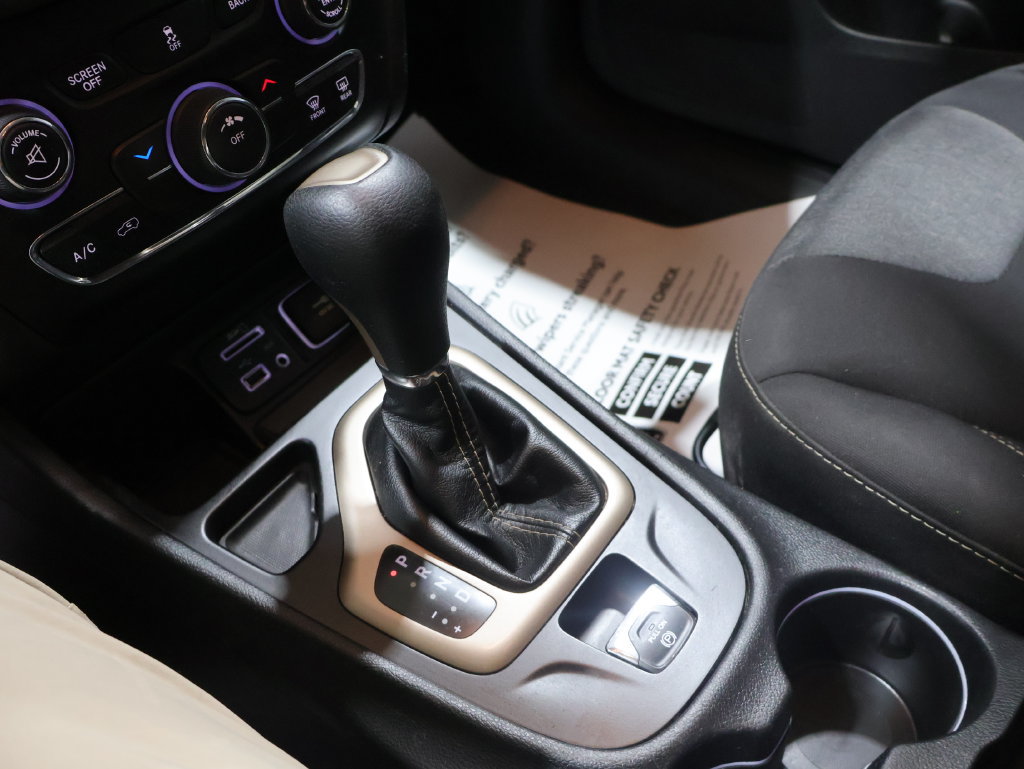 Used 2018 Jeep Cherokee Latitude w/ Cold Weather Group FWD image 27