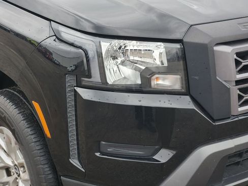 Used 2024 Nissan Frontier SV image 9