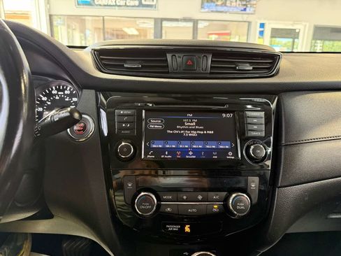 Used 2019 Nissan Rogue SV AWD/4WD image 25