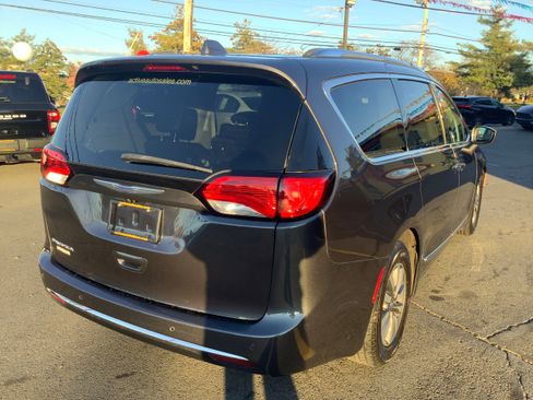 Used 2020 Chrysler Pacifica Touring-L Plus image 5