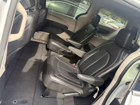 Used 2023 Chrysler Pacifica Touring-L image 36