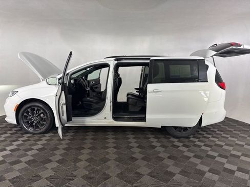 Used 2021 Chrysler Pacifica Touring-L w/ Premium & Safety Sphere Group image 11