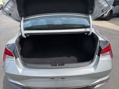 Used 2022 Hyundai Elantra Limited FWD image 16