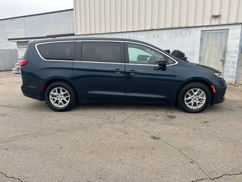 Used 2023 Chrysler Pacifica Touring-L image 6