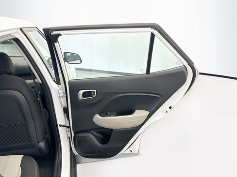 Used 2025 Hyundai Venue SEL FWD image 28