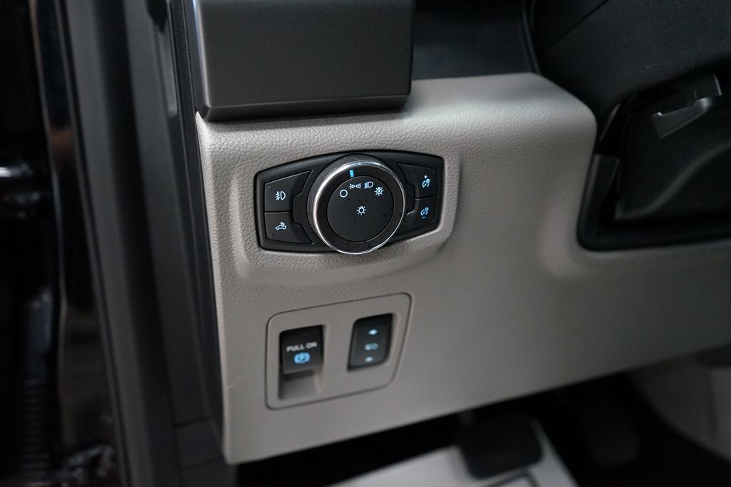 Used 2018 Ford F150 XLT w/ Equipment Group 302A Luxury AWD/4WD image 29