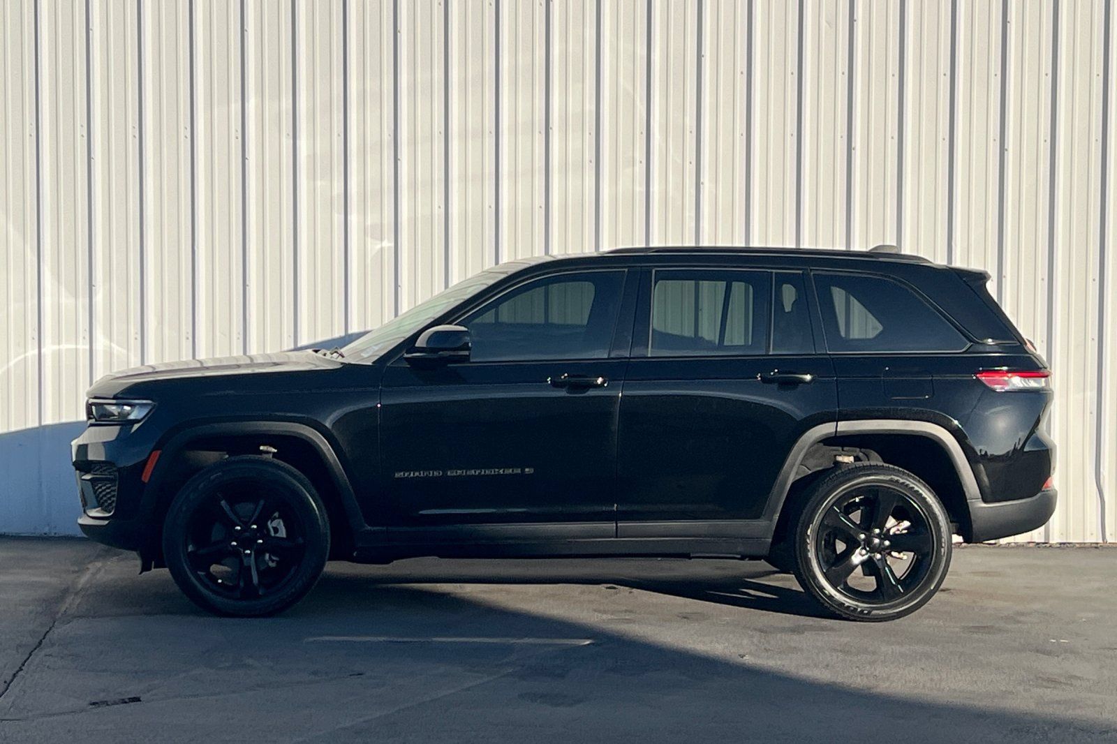 Used 2023 Jeep Grand Cherokee Altitude AWD/4WD image 10