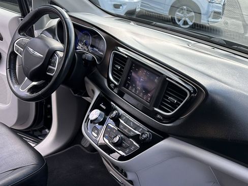 Used 2019 Chrysler Pacifica Touring-L FWD image 52