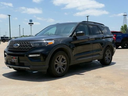 Used 2022 Ford Explorer XLT w/ Equipment Group 202A RWD image 4