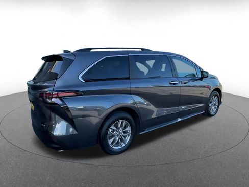 Used 2025 Toyota Sienna XLE FWD image 15
