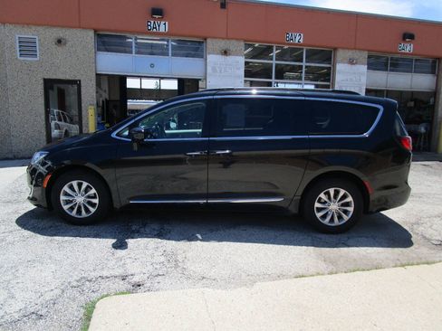 Used 2017 Chrysler Pacifica Touring-L FWD image 6