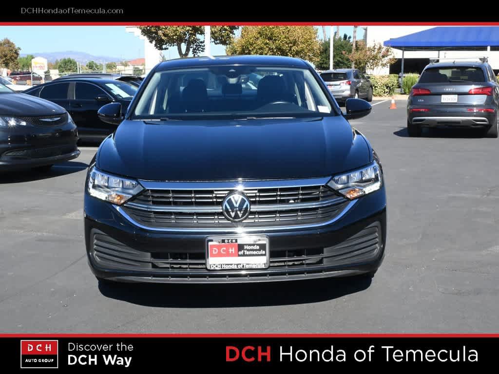 Used 2024 Volkswagen Jetta SE FWD image 2