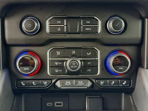 Used 2023 Chevrolet Suburban Premier image 16