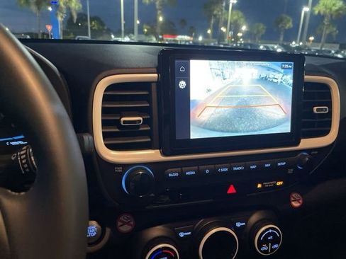 Used 2025 Hyundai Venue Limited image 13