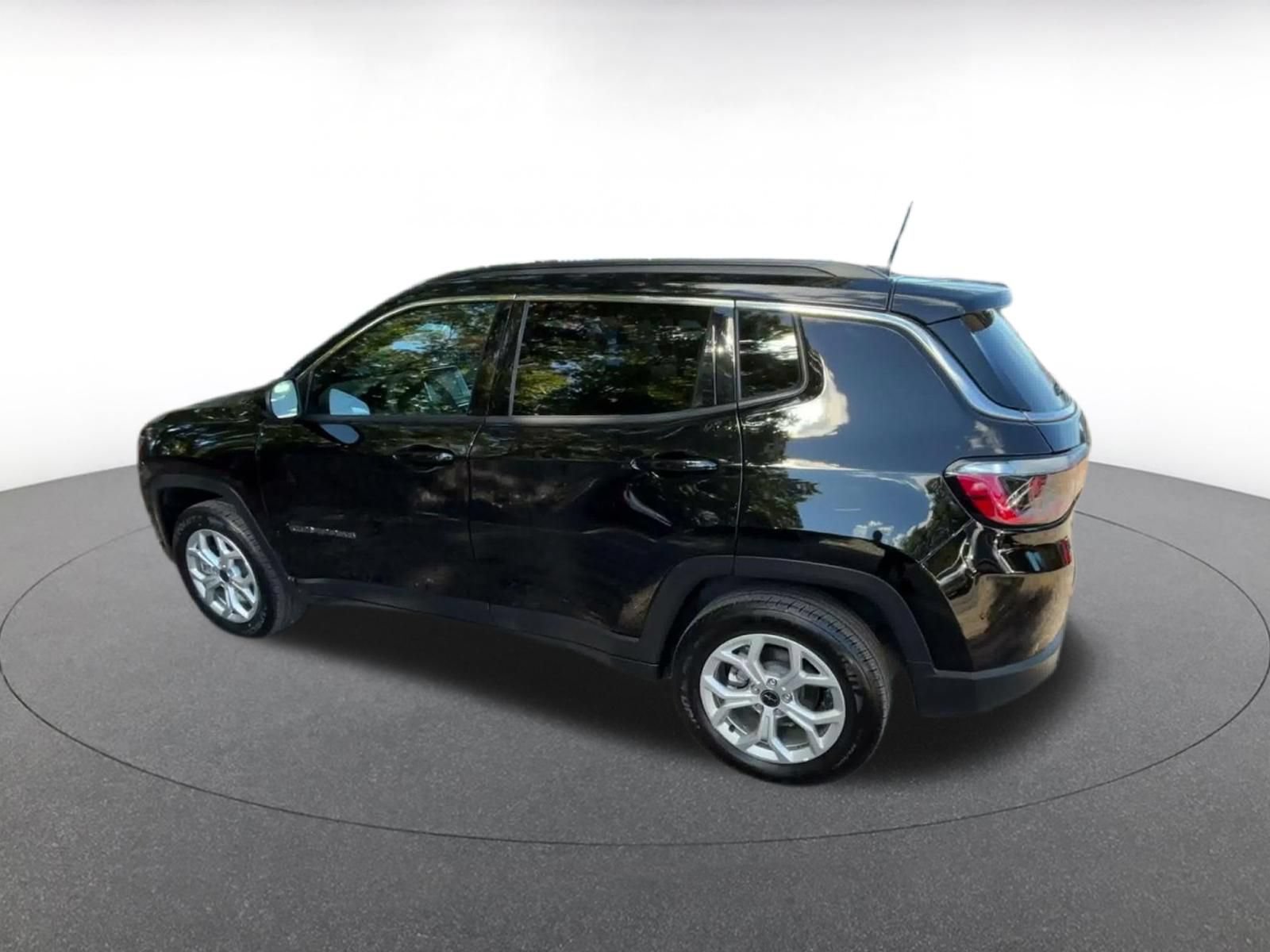 Used 2025 Jeep Compass Latitude AWD/4WD image 9