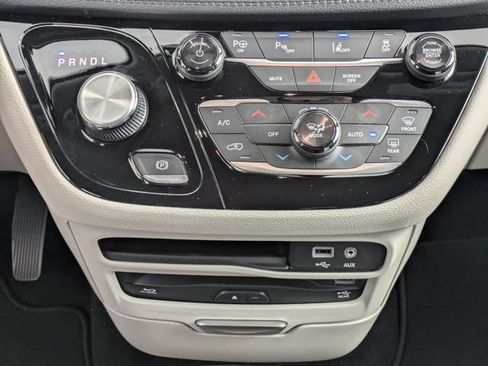 Used 2018 Chrysler Pacifica Limited w/ Advanced Safetytec Group FWD image 17