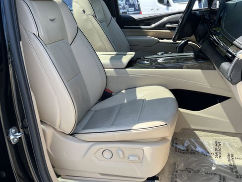 Used 2024 Cadillac Escalade Premium Luxury AWD/4WD image 33