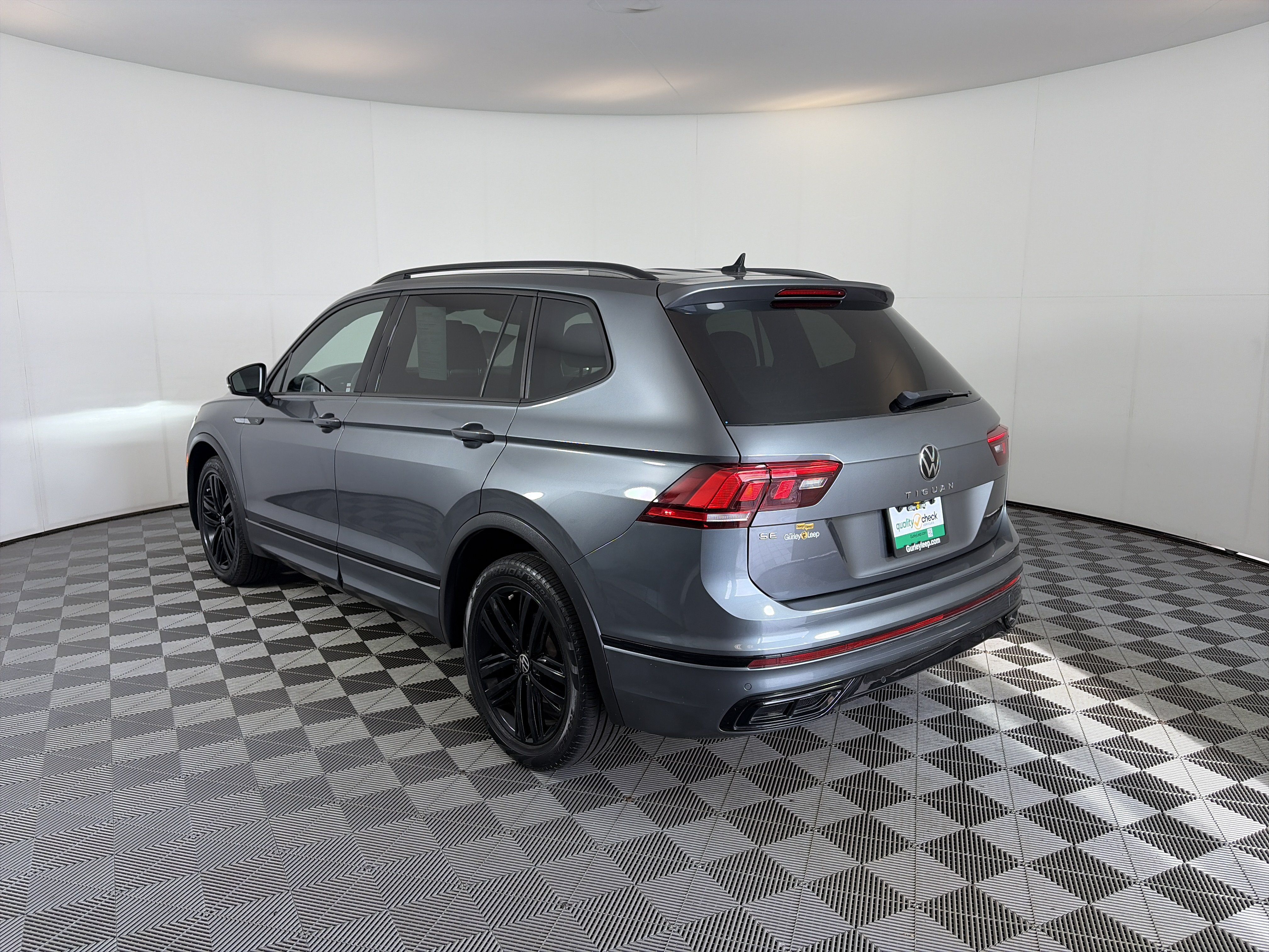 Used 2022 Volkswagen Tiguan SE R-Line FWD image 8
