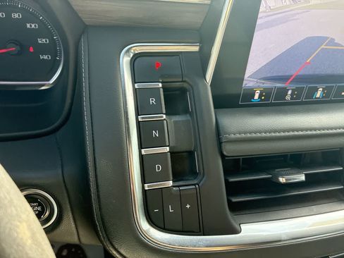 Used 2021 Chevrolet Tahoe Z71 w/ Luxury Package AWD/4WD image 16