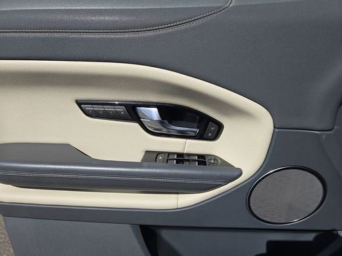 Used 2019 Land Rover Range Rover Evoque SE image 13