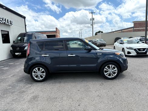 Used 2016 Kia Soul + image 4