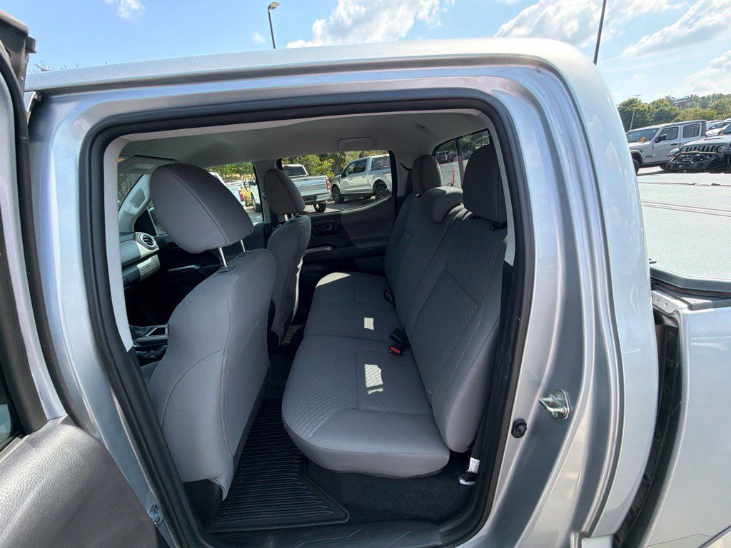 Used 2020 Toyota Tacoma SR5 AWD/4WD image 15