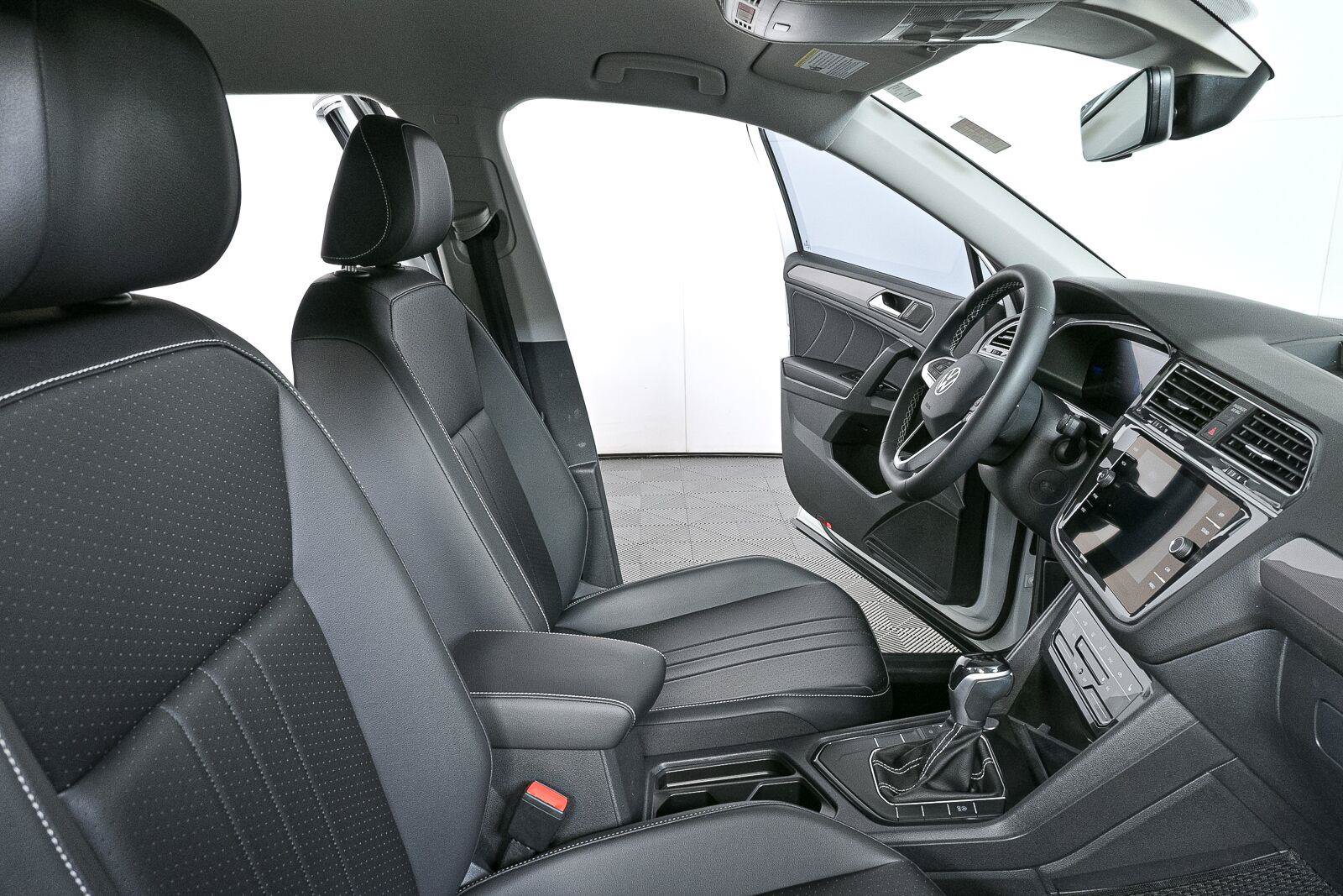 Certified 2023 Volkswagen Tiguan SE FWD image 21