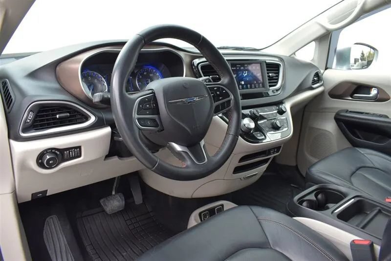 Used 2018 Chrysler Pacifica Touring-L FWD image 3