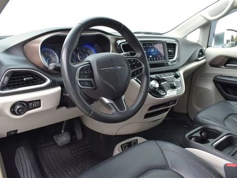 Used 2018 Chrysler Pacifica Touring-L FWD image 3
