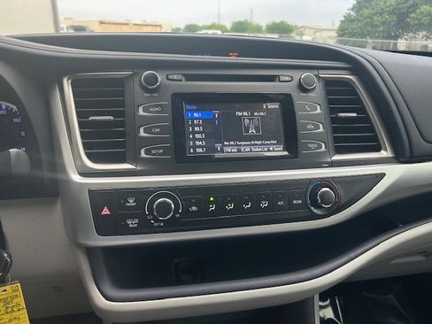 Used 2019 Toyota Highlander LE FWD image 20