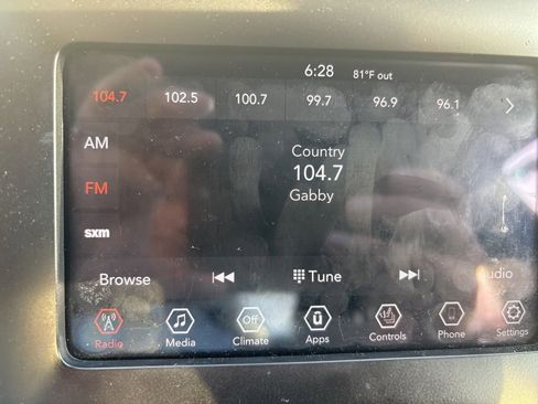 Used 2019 Jeep Cherokee Latitude Plus w/ Cold Weather Group image 6