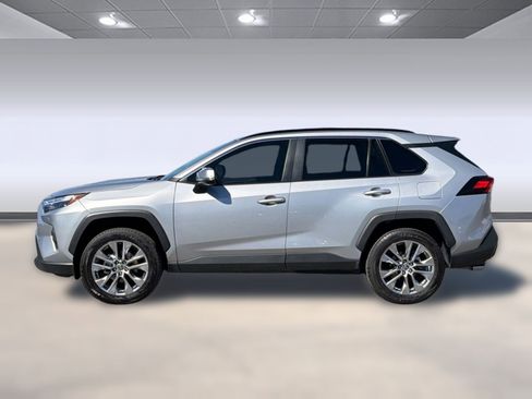 Used 2022 Toyota RAV4 XLE Premium image 2