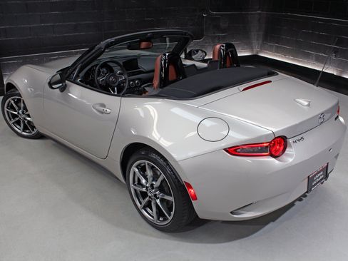 Used 2022 MAZDA MX-5 Miata Grand Touring w/ Weather Package RWD image 15