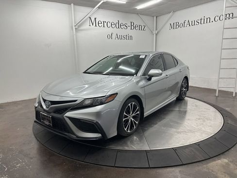 Used 2022 Toyota Camry SE image 3