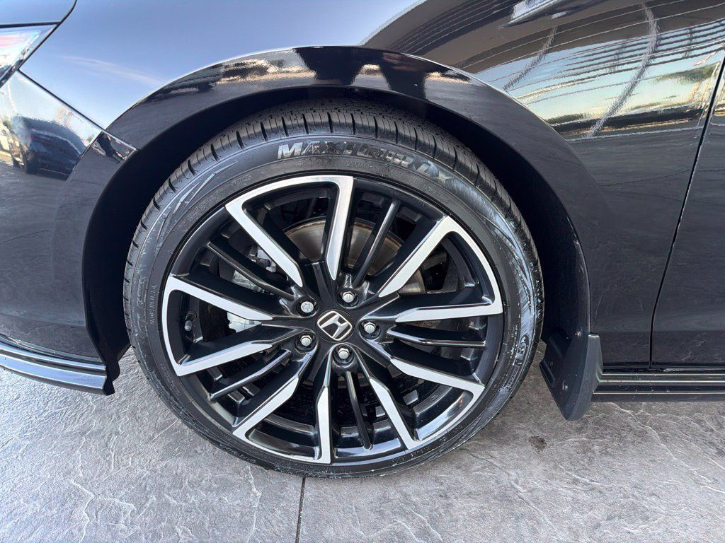 Used 2023 Honda Accord Touring image 5
