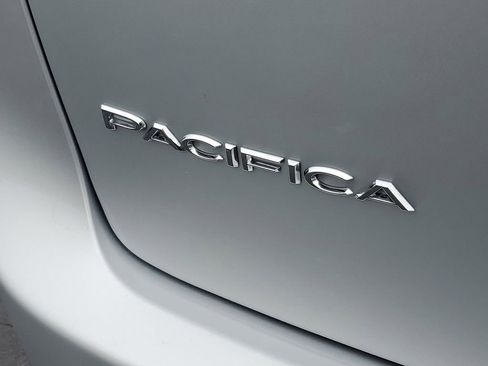 Used 2024 Chrysler Pacifica Touring-L image 34
