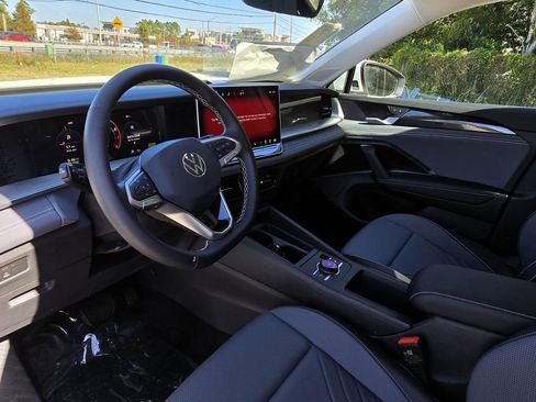 New 2025 Volkswagen Tiguan SE image 17