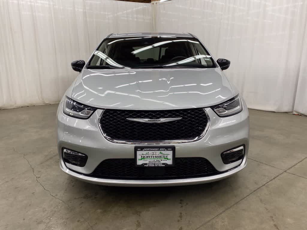 Used 2024 Chrysler Pacifica Touring-L FWD image 9