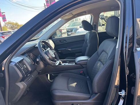 Used 2025 Nissan Pathfinder SV image 29