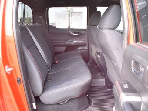 Used 2018 Toyota Tacoma TRD Off-Road w/ Technology Package AWD/4WD image 35