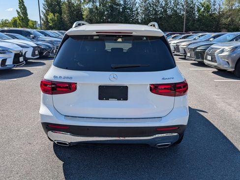 Used 2025 Mercedes-Benz GLB 250 4MATIC image 4