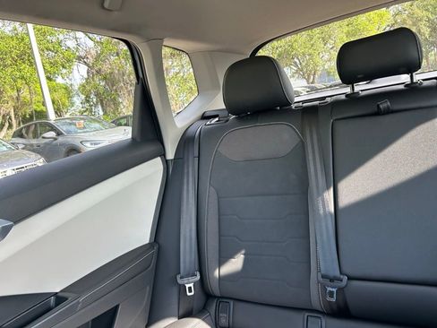 Certified 2025 Volkswagen Taos SE w/ Panoramic Sunroof Package FWD image 12