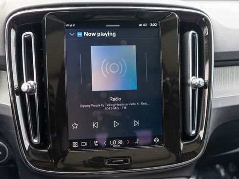 Used 2025 Volvo XC40 B5 Plus image 16