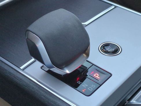 Used 2025 Land Rover Range Rover SE image 33