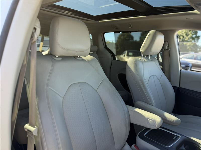Used 2021 Chrysler Pacifica Touring-L w/ Premium & Safety Sphere Group FWD image 32