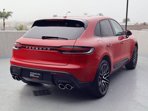 Certified 2025 Porsche Macan image 9