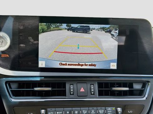 Used 2025 Lexus ES 300h w/ Premium Package FWD image 33