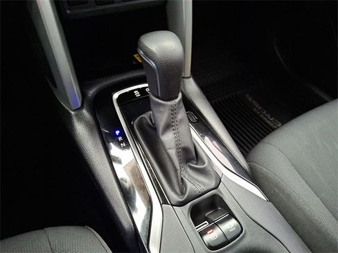 Certified 2022 Toyota Corolla Cross LE image 14