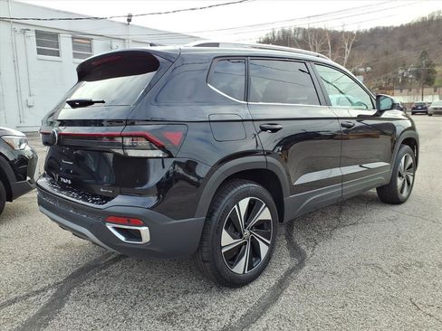 New 2026 Volkswagen Taos SE image 3