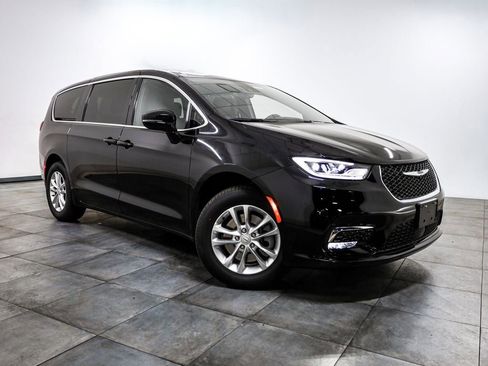 New 2026 Chrysler Pacifica Select image 1